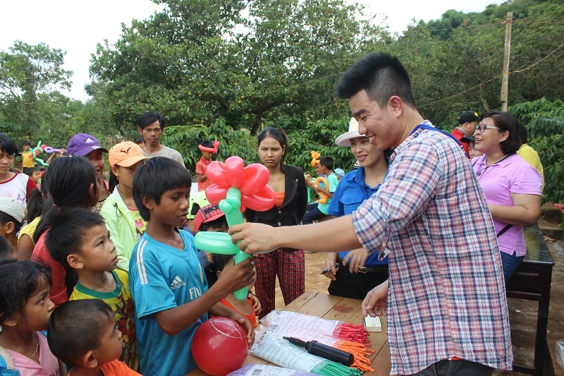 Người Sài Gòn mang Tết trung thu đến trẻ em vùng sâu