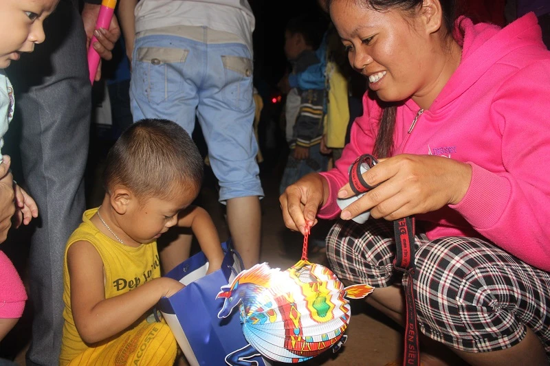 Người Sài Gòn mang Tết trung thu đến trẻ em vùng sâu