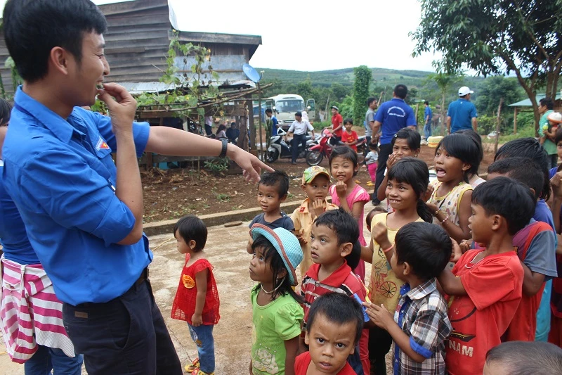 Trẻ em ở bon hào hứng tham gia ngày hội