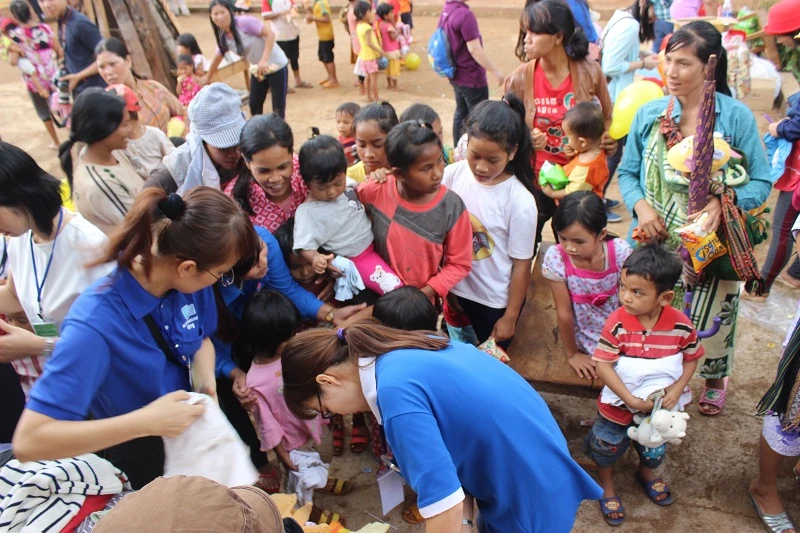 Người Sài Gòn mang Tết trung thu đến trẻ em vùng sâu