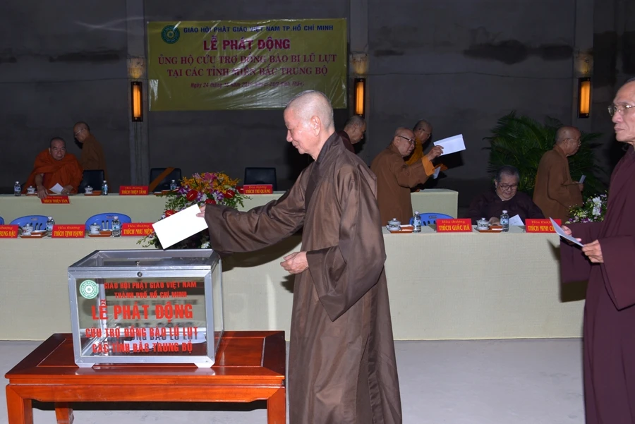 Các chư tôn hòa thượng tham gia đóng góp cho đồng bào vùng lũ