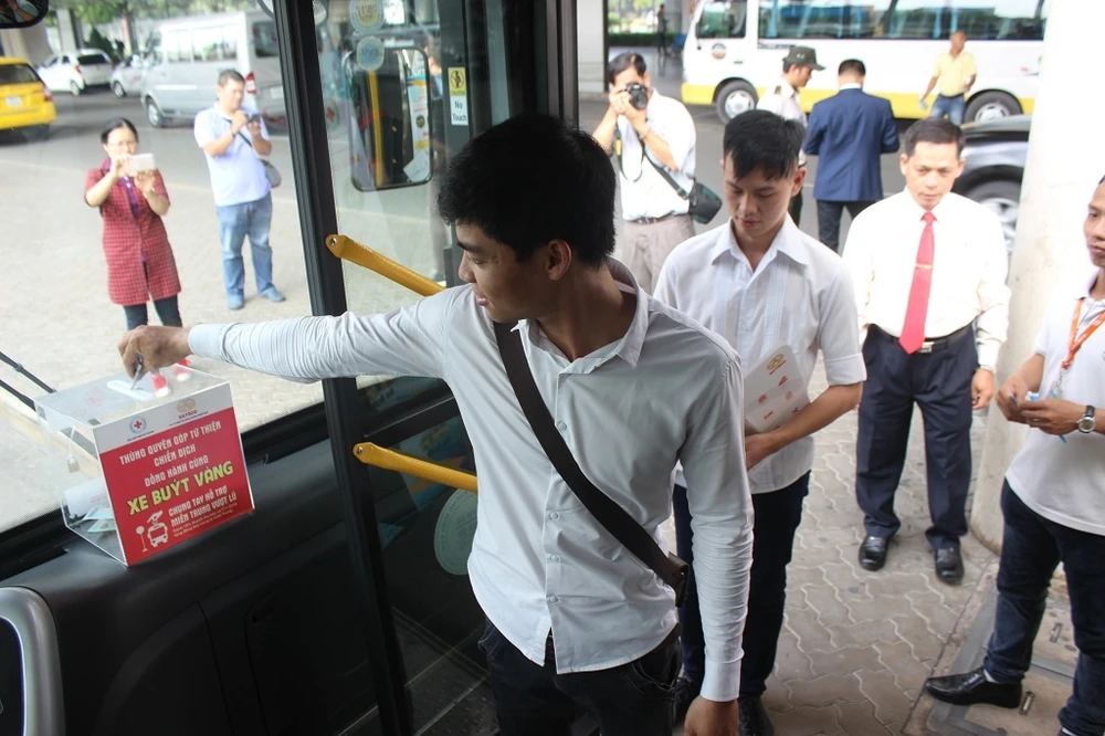Đi xe buýt để ủng hộ đồng bào miền Trung ảnh 4