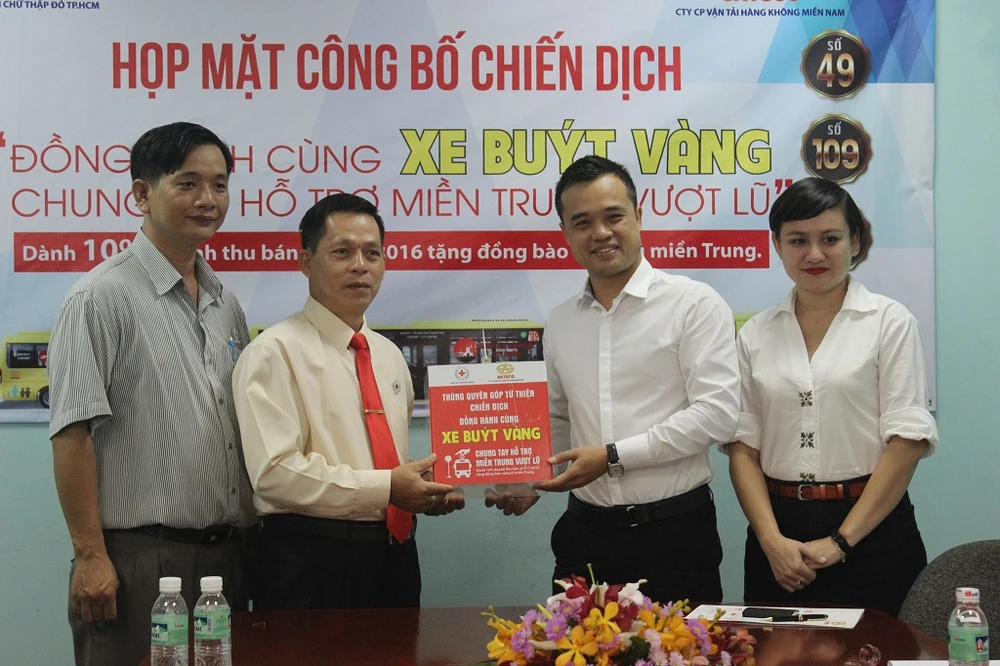 Đi xe buýt để ủng hộ đồng bào miền Trung ảnh 2