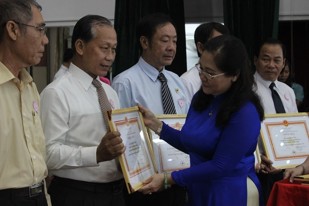 Em bé bị thương và 8 chiếc khăn cầm máu từ người dưng ảnh 2