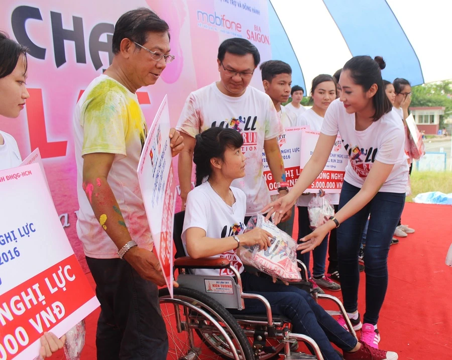 Hơn 3.000 người chạy tiếp sức cho sinh viên nghị lực ảnh 9