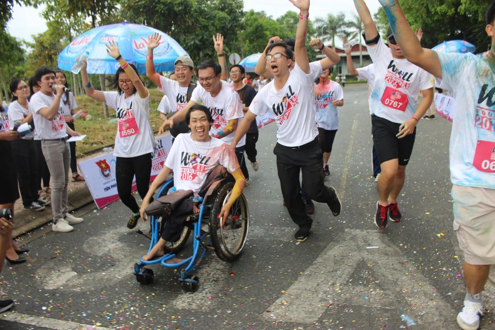 Hơn 3.000 người chạy tiếp sức cho sinh viên nghị lực ảnh 1