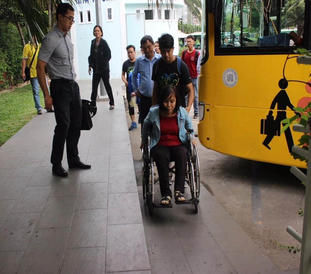 Nhà chờ xe buýt công viên 23-9 có thiết kế ram dốc cho người khuyết tật 