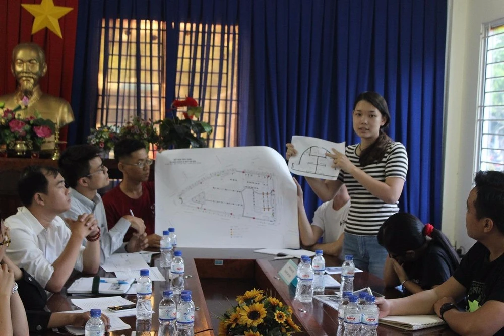 Nhóm sinh viên ĐH Kiến trúc TP.HCM trình bày ý tưởng thiết kế nhà chờ xe buýt 