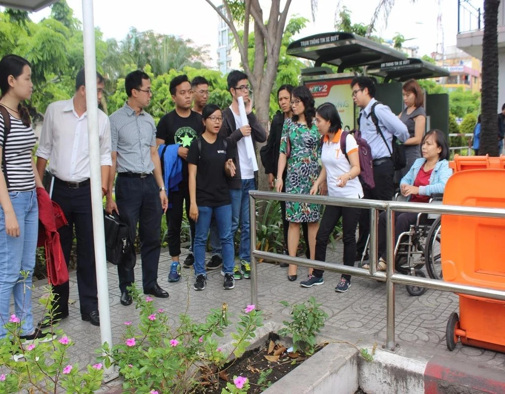 Đoàn đi khảo sát một số hạng mục trong nhà chờ bến xe buýt công viên 23-9