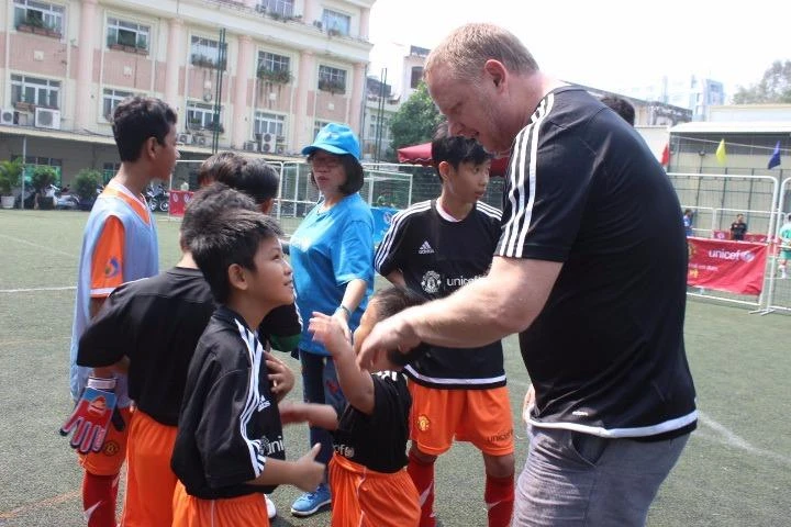 Cựu danh thủ Denis Irwin rất vui khi giao lưu với các cầu thủ nhí 