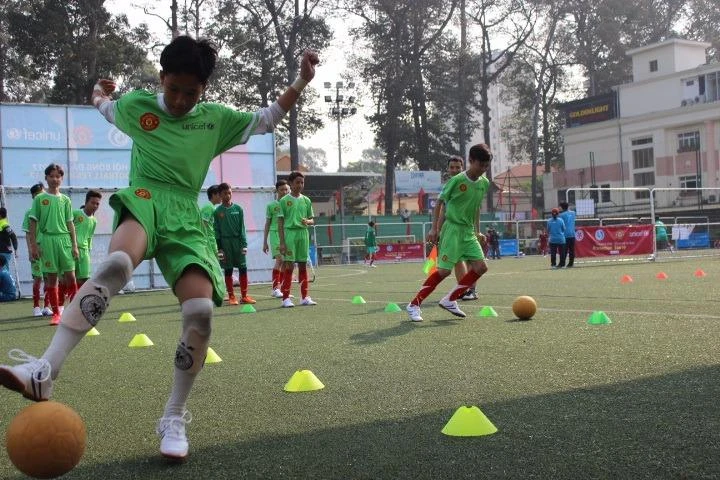 Các cầu thủ thi đấu hết sức sôi nổi 