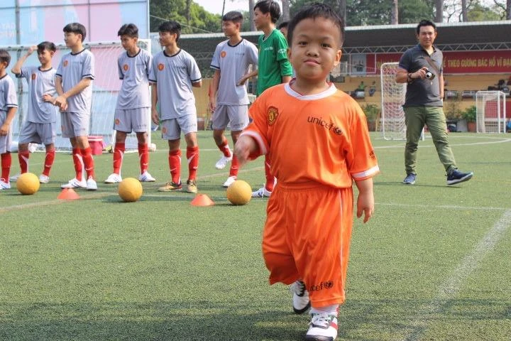 Cầu thủ nhí Lương Hoàng Thông, mái ấm quận 10, bị khuyết tật thể chất nhưng không bỏ bữa tập nào 