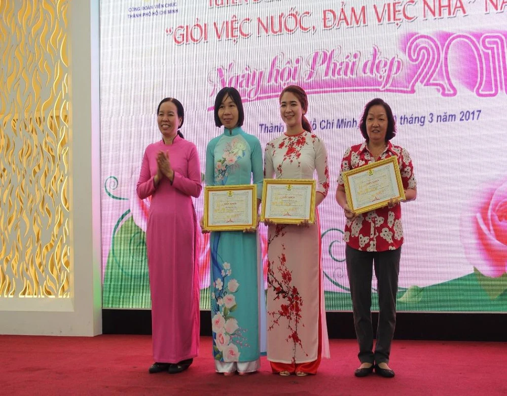 Tuyên dương 105 phụ nữ giỏi việc nước, đảm việc nhà ảnh 4 Các cá nhân nhận giải thưởng hội thi viết "Gương sáng làm theo Bác"