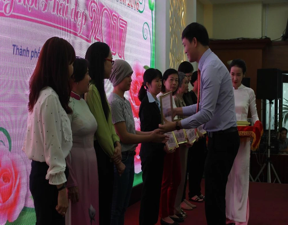 Tuyên dương 105 phụ nữ giỏi việc nước, đảm việc nhà ảnh 5 Ban tổ chức trao 42 phần quà động viên tinh thần các chị em gặp khó khăn