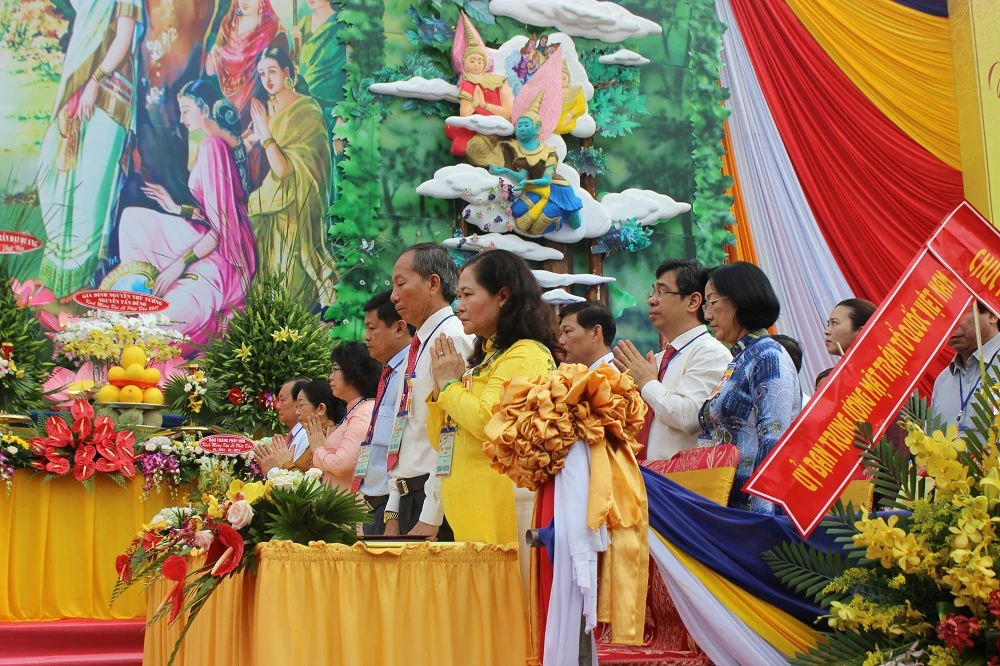 ông đảo quan khách là lãnh đạo thành phố tham dự lễ