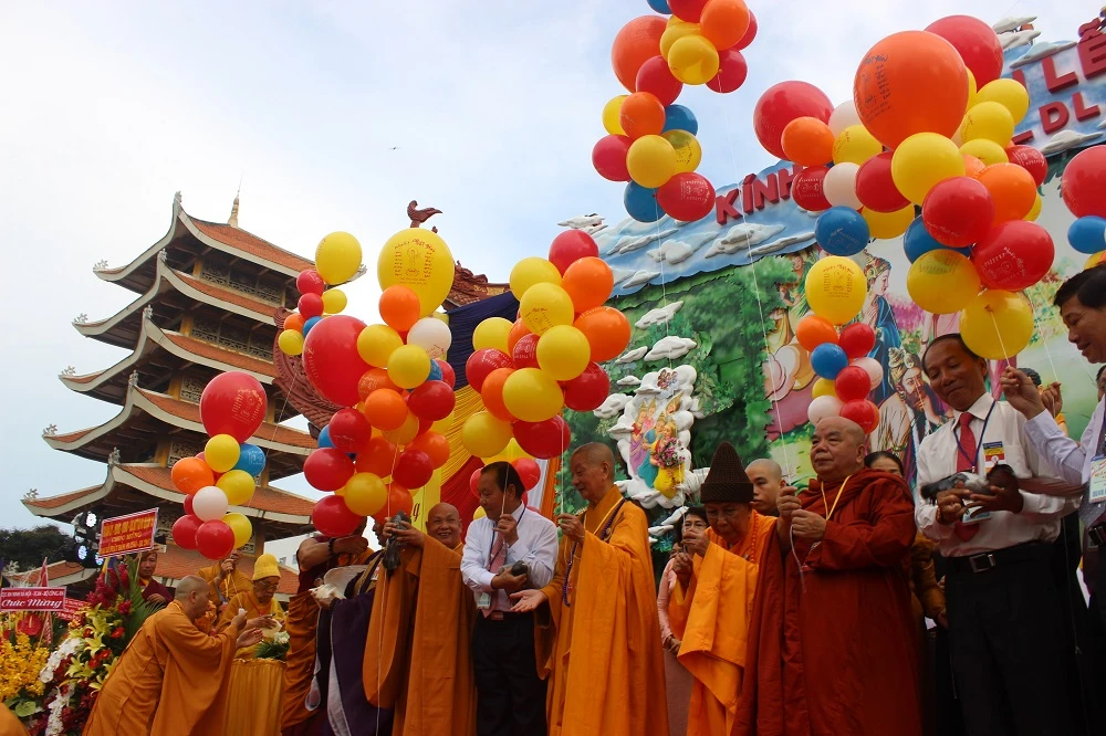 Nghi thức thả bóng bay và chim bồ câu mừng khánh đản.