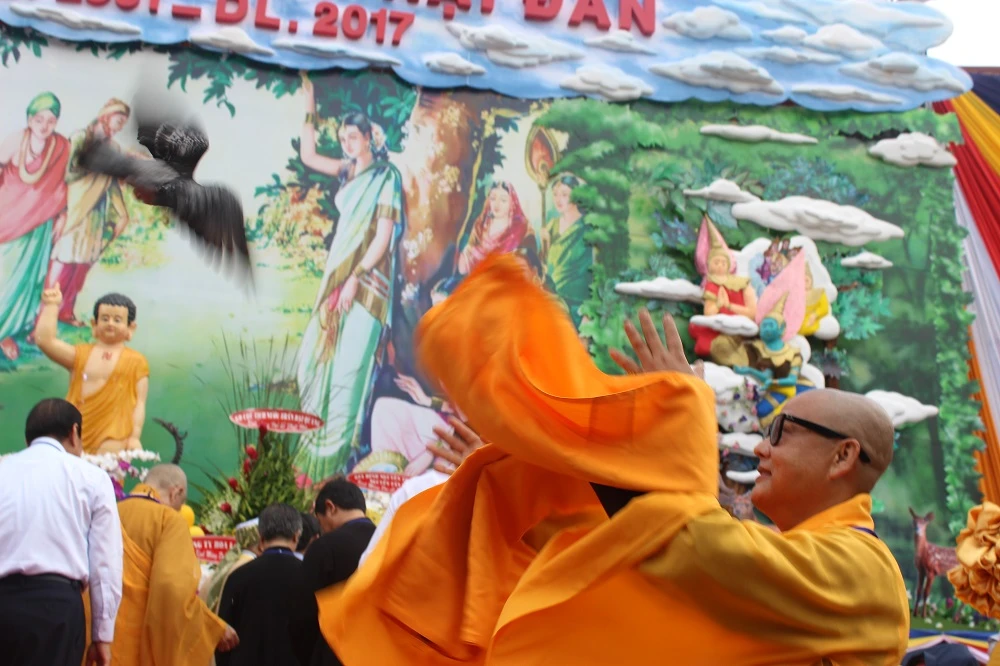 Nghi thức thả bóng bay và thả chim bồ câu mừng khánh đản.