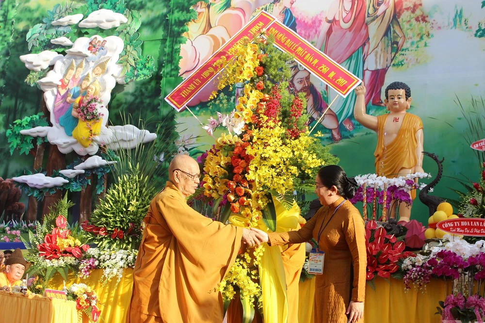 Bà Võ Thị Dung, Phó Bí thư Thành ủy TP.HCM đại diện Thành ủy - HĐND- UBMTTQ Việt Nam TP.HCM trao lẵng hoa chúc mừng đại lễ