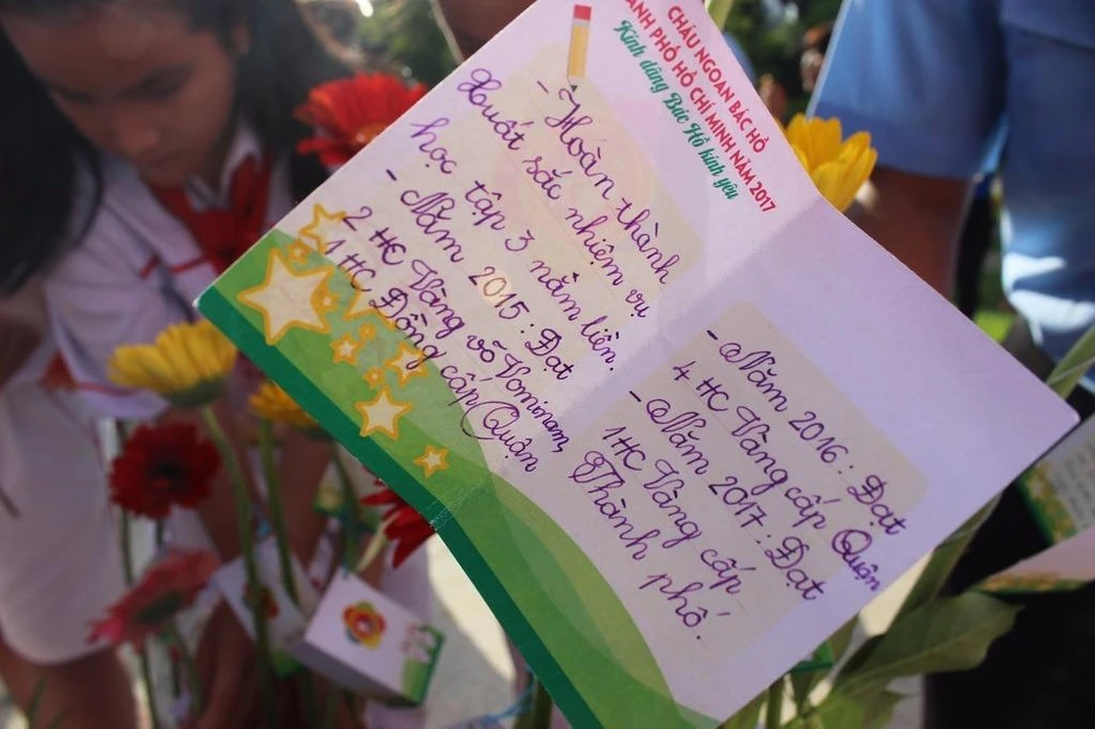 Một bạn nhỏ trình bày với Bác về thành tích đạt được trong năm học vừa qua