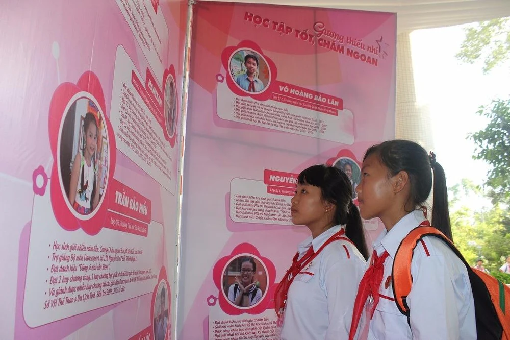 Triển lãm các gương tiêu biểu được tuyên dương thu hút các bạn nhỏ.