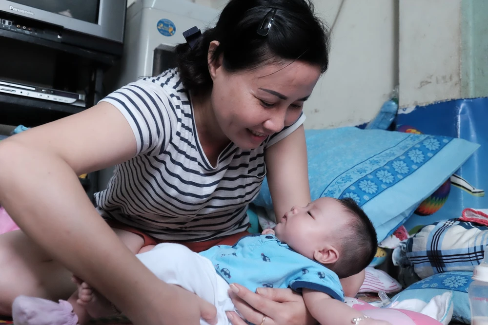 Chị giúp việc bận rộn với việc chăm sóc bé Cà Rốt