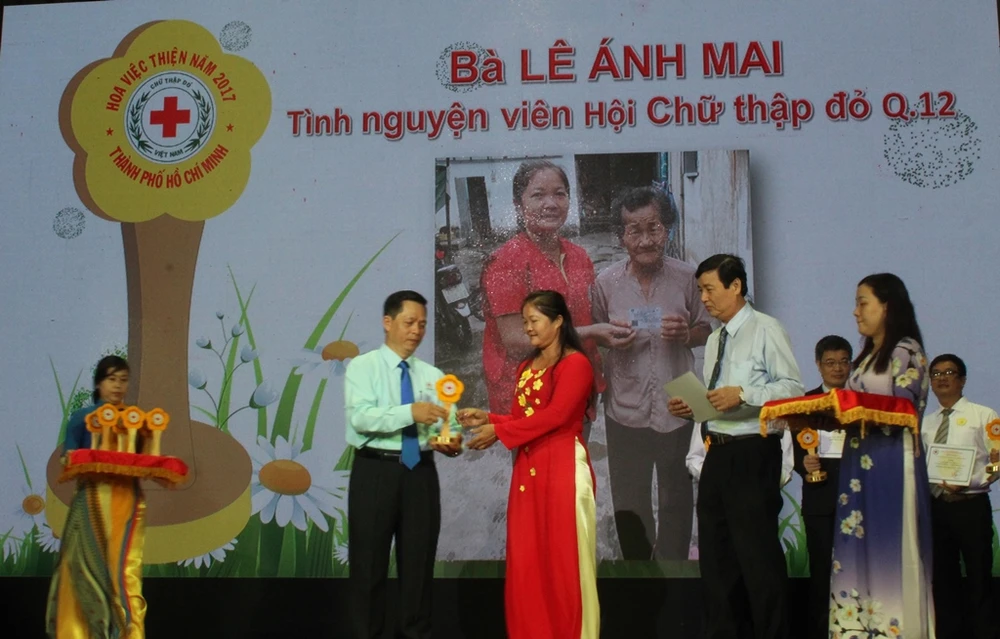 4 người trong 1 nhà hiến máu 239 lần ảnh 2