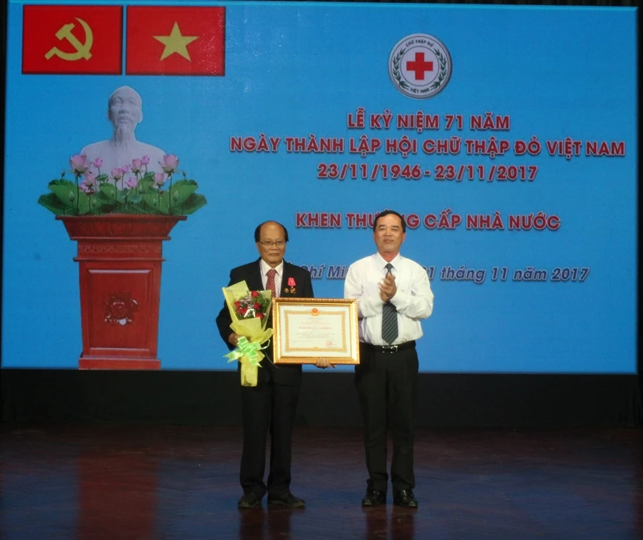 4 người trong 1 nhà hiến máu 239 lần ảnh 3