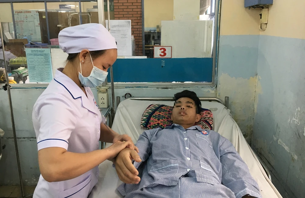 Can thiệp nội mạch cứu bệnh nhân sốt xuất huyết nặng ảnh 1