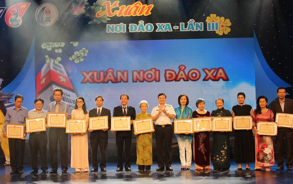 Rưng rưng khi chiến sĩ nơi đảo xa gọi bằng mẹ ảnh 4