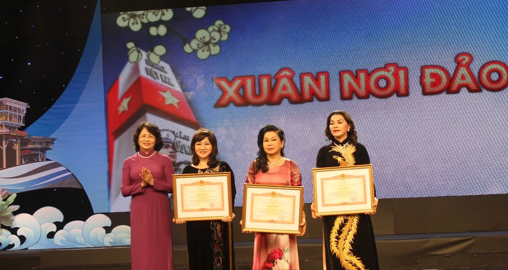 Rưng rưng khi chiến sĩ nơi đảo xa gọi bằng mẹ ảnh 3