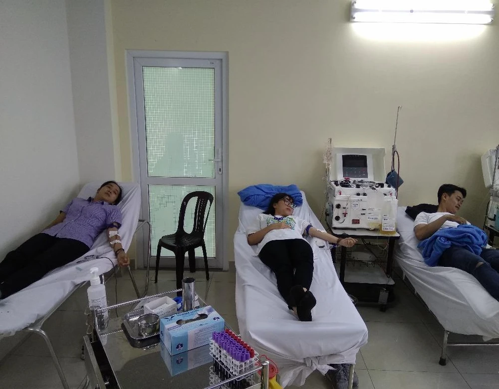 ích (ngoài cùng bên trái) và các bạn đang hiến máu tại BV.