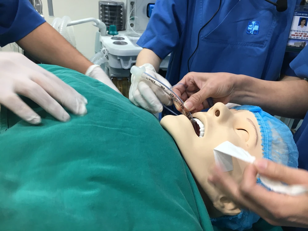 'Bệnh nhân' dạy gây mê hồi sức dễ tính nhất Việt Nam ảnh 2