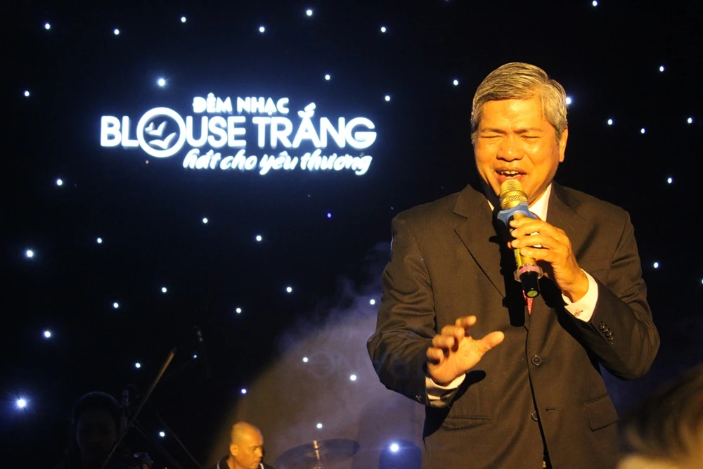 Bác sĩ 'cháy' hết mình hát tiếp sức đàn em ảnh 9