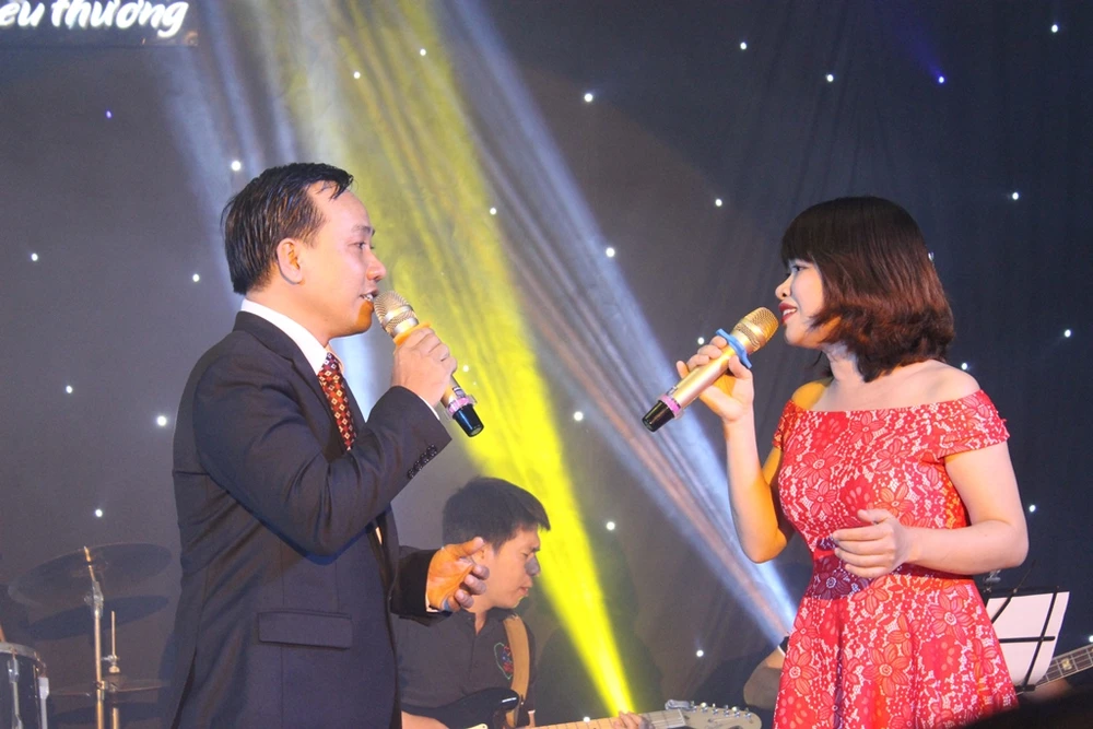 Bác sĩ 'cháy' hết mình hát tiếp sức đàn em ảnh 4