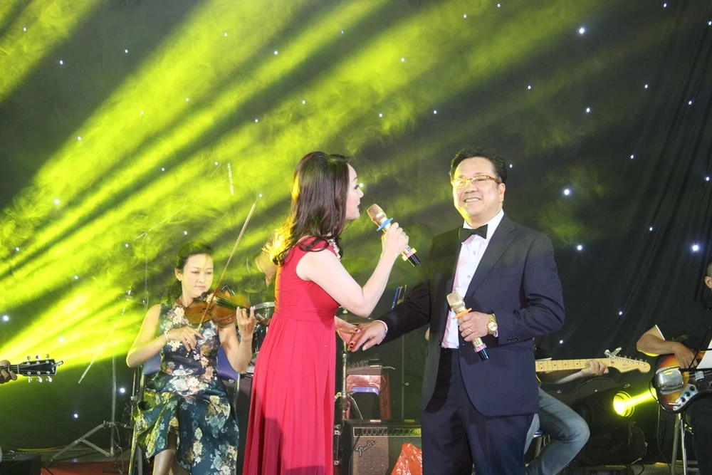 Bác sĩ 'cháy' hết mình hát tiếp sức đàn em ảnh 1