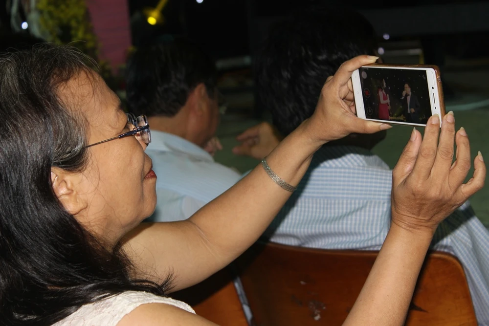 Bác sĩ 'cháy' hết mình hát tiếp sức đàn em ảnh 8