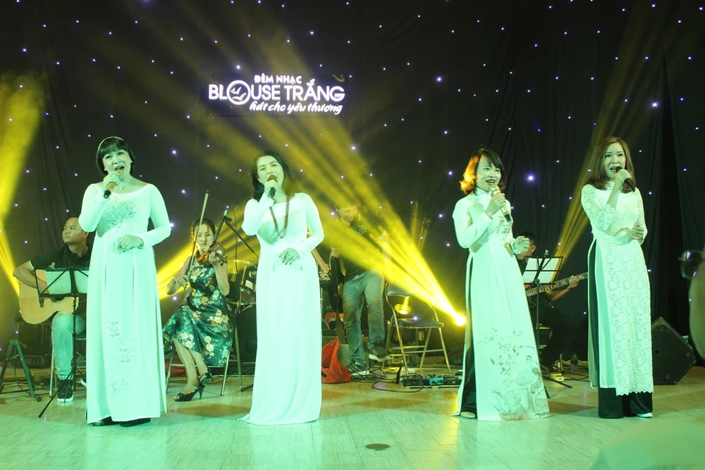 Bác sĩ 'cháy' hết mình hát tiếp sức đàn em ảnh 7