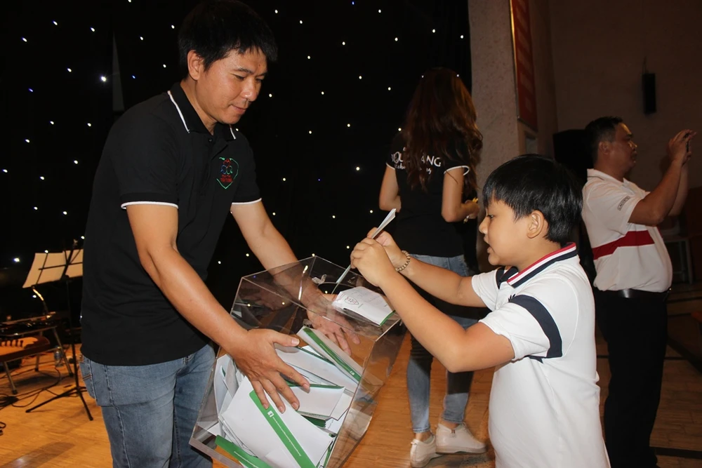 Bác sĩ 'cháy' hết mình hát tiếp sức đàn em ảnh 5