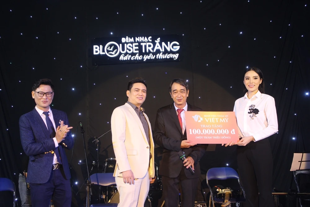 Bác sĩ 'cháy' hết mình hát tiếp sức đàn em ảnh 2