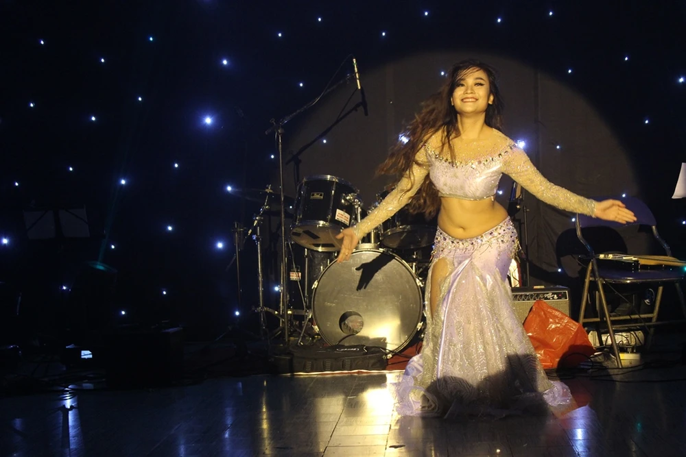 Bác sĩ 'cháy' hết mình hát tiếp sức đàn em ảnh 11