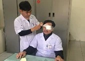 Bị đánh vỡ kính, gãy mũi, BS vẫn tiếp tục cứu người