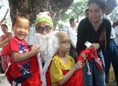 Ông già Noel xuất hiện bất ngờ làm ấm lòng các bệnh nhi