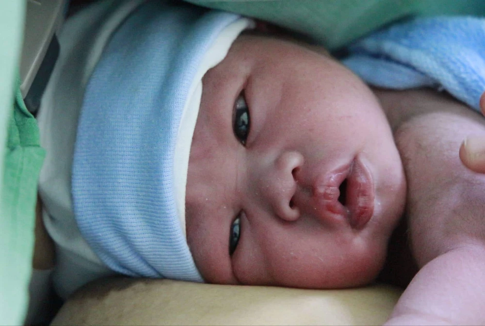 Bác sĩ tất bật giúp 'heo vàng' chào đời đêm giao thừa ảnh 6