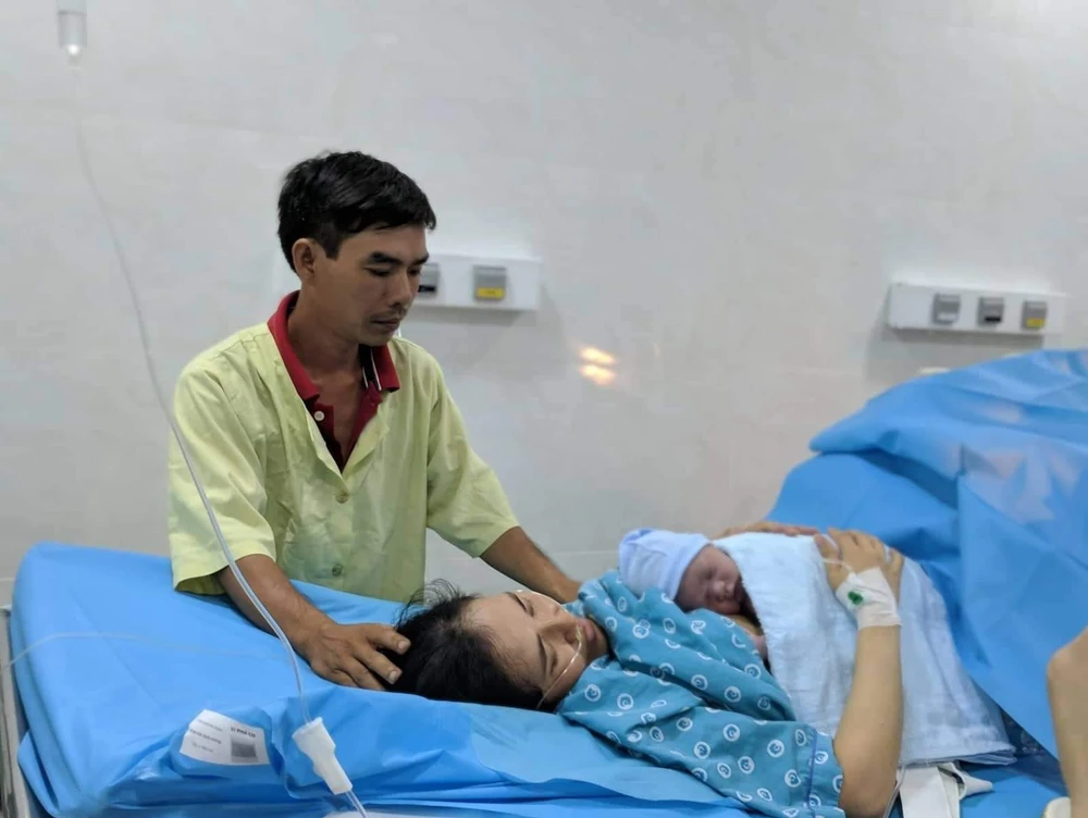 Bác sĩ tất bật giúp 'heo vàng' chào đời đêm giao thừa ảnh 8