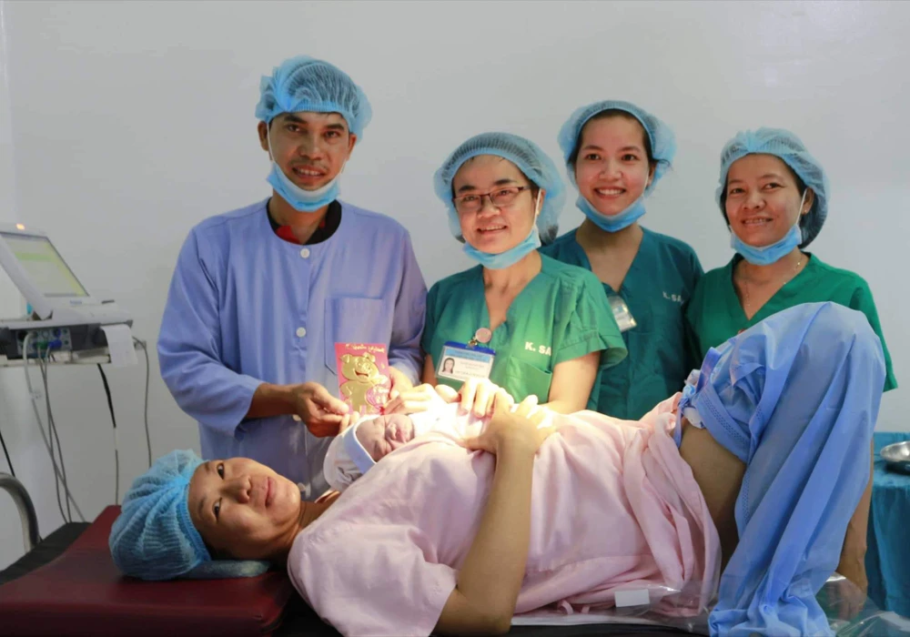 Bác sĩ tất bật giúp 'heo vàng' chào đời đêm giao thừa ảnh 4