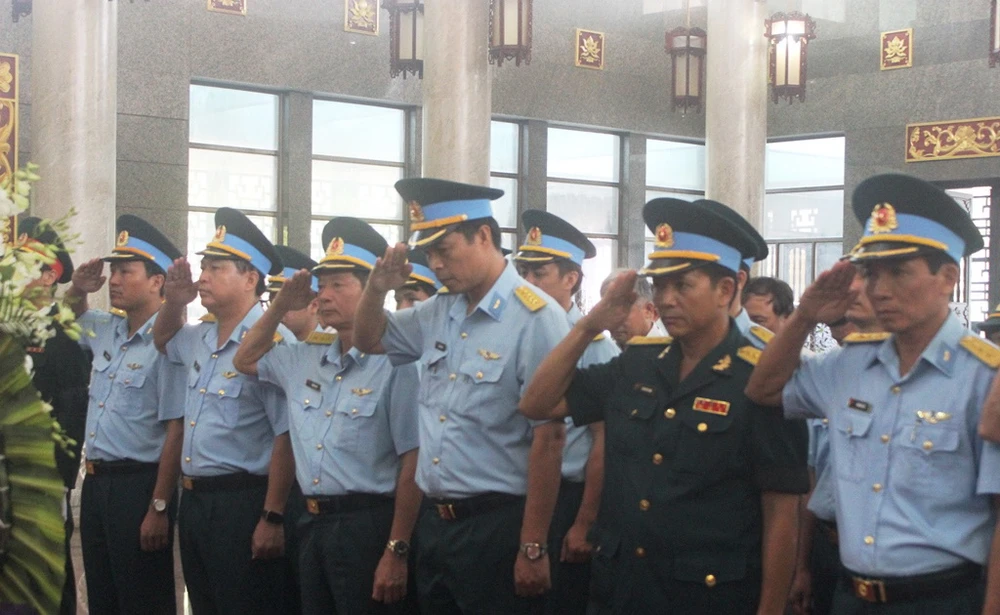 Hàng ngàn người đến viếng anh hùng phi công Nguyễn Văn Bảy ảnh 8