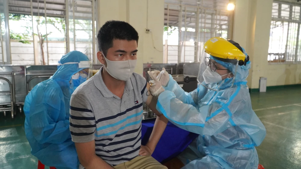 TPHCM phấn đấu cuối tháng 8 tiêm vaccine mũi 1 cho 70% người trên 18 tuổi ảnh 1 TPHCM phấn đấu cuối tháng 8 tiêm vaccine mũi 1 cho 70% người trên 18 tuổi ảnh 1