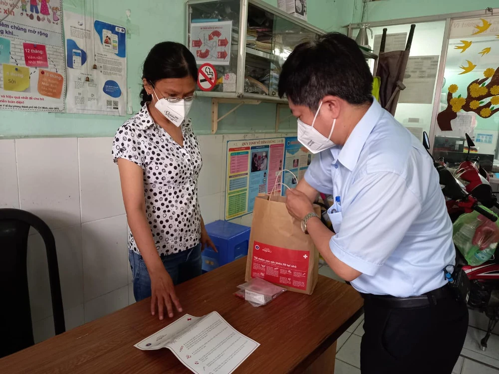 Động viên người già, người bệnh nền nhiễm COVID-19 vào cơ sở điều trị ảnh 1 Động viên người già, người bệnh nền nhiễm COVID-19 vào cơ sở điều trị ảnh 1