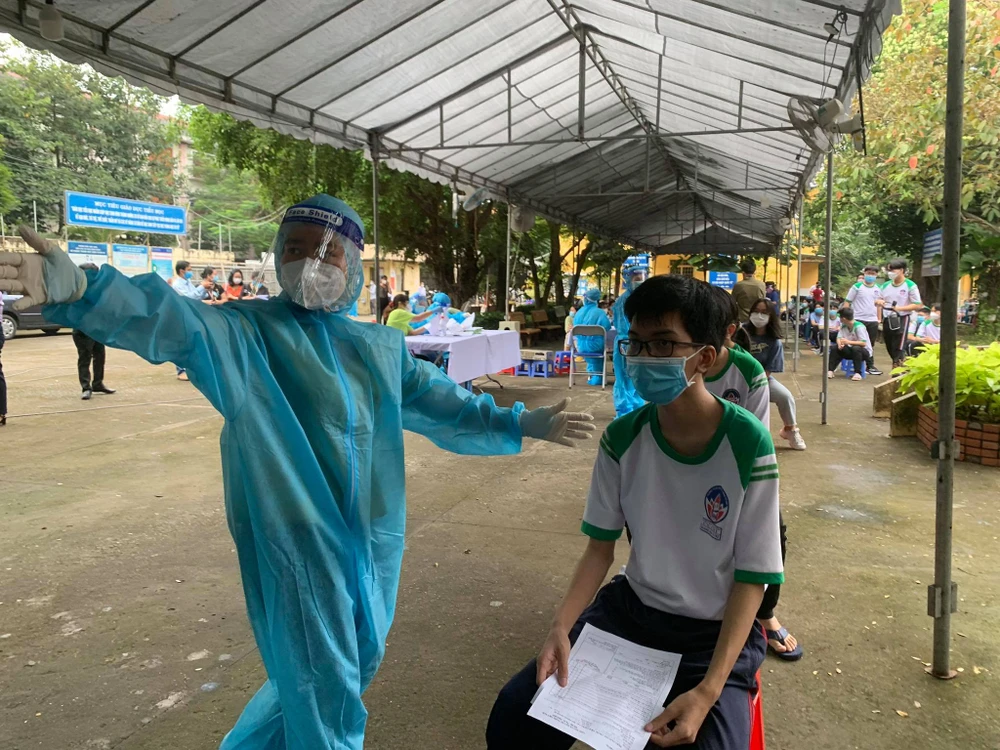 Học sinh TPHCM phấn khởi khi được tiêm vaccine COVID-19 sớm ảnh 3