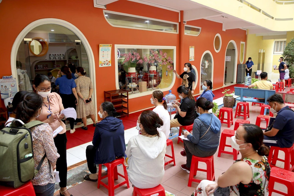 Khu vực theo dõi sau tiêm tại điểm tiêm Trường Tiểu học Nguyễn Bỉnh Khiêm, quận 1. Ảnh: NGUYỆT NHI